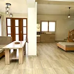 Vila Anesi Beachfront Luxury *